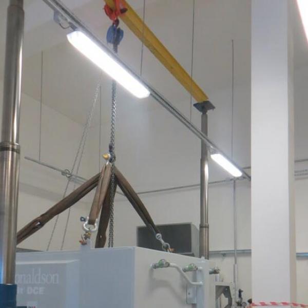 Легкий портальный кран в монтажных работах